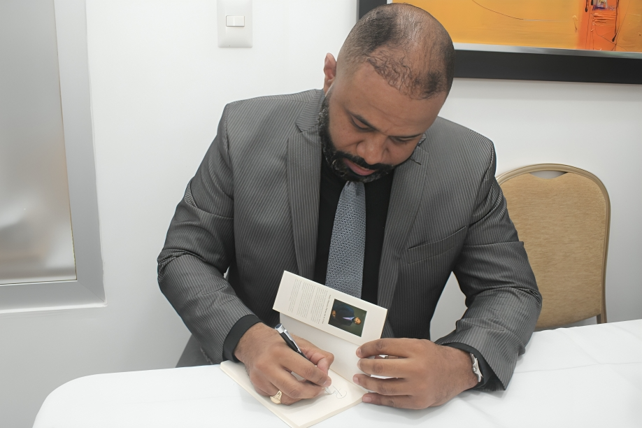 Dr. Yotin Pérez presenta su libro “Cesárea: frontera de vida” en Santo Domingo Dr. Yotin Pérez presenta su libro “Cesárea: frontera de vida” en Santo Domingo