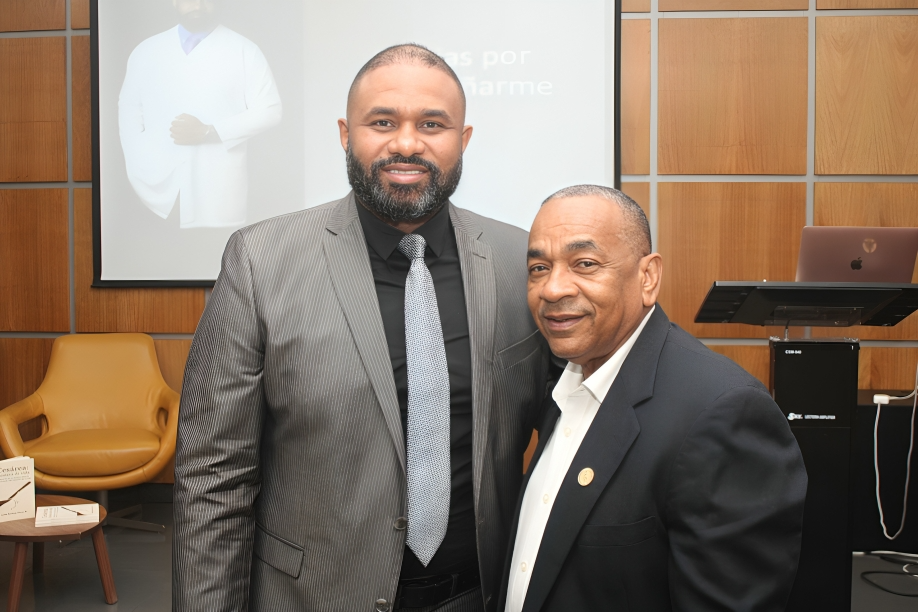 Dr. Yotin Pérez presenta su libro “Cesárea: frontera de vida” en Santo Domingo Dr. Yotin Pérez presenta su libro “Cesárea: frontera de vida” en Santo Domingo