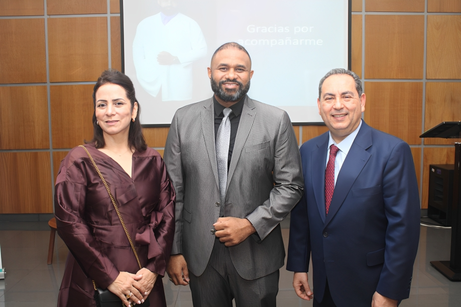 Dr. Yotin Pérez presenta su libro “Cesárea: frontera de vida” en Santo Domingo Dr. Yotin Pérez presenta su libro “Cesárea: frontera de vida” en Santo Domingo