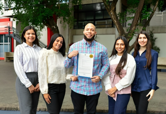 Egresados de INTEC crean dispositivo electrónico para enseñar lectoescritura a niños con discapacidad auditiva y obtienen patente Egresados de INTEC crean dispositivo electrónico para enseñar lectoescritura a niños con discapacidad auditiva y obtienen patente