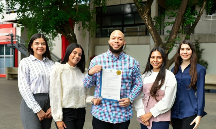 Egresados de INTEC crean dispositivo electrónico para enseñar lectoescritura a niños con discapacidad auditiva y obtienen patente