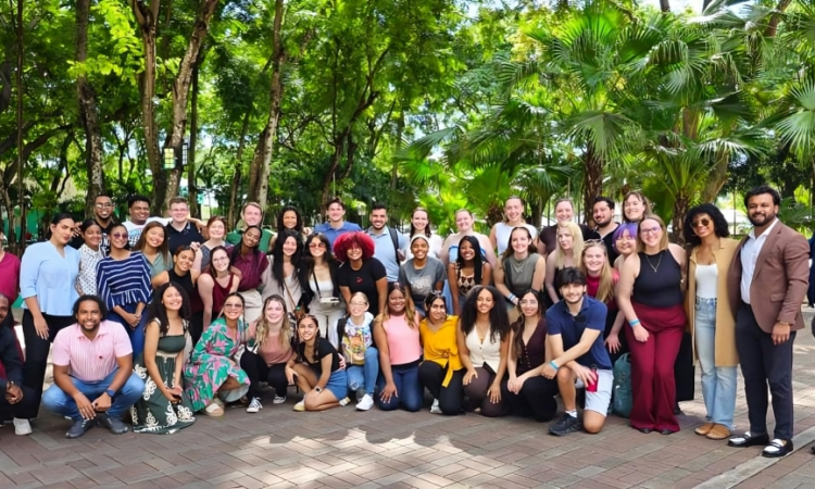 Escuelas de Medicina de Michigan State University y UCE realizan Study Abroad en Batey Paloma