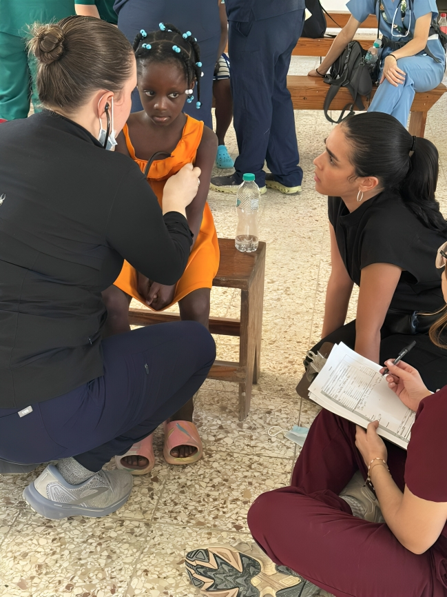 Escuelas de Medicina de Michigan State University y UCE realizan Study Abroad en Batey Paloma