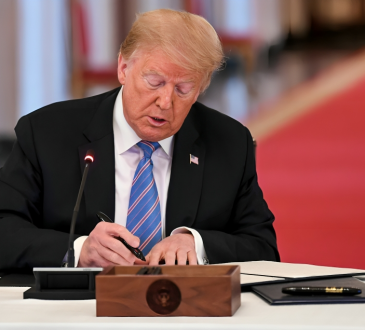 Trump promete abolir el "Obamacare" y acusa a aseguradoras de enriquecerse a costa del pueblo