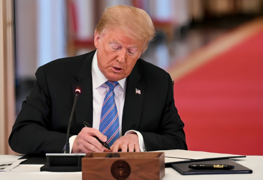 Trump promete abolir el "Obamacare" y acusa a aseguradoras de enriquecerse a costa del pueblo