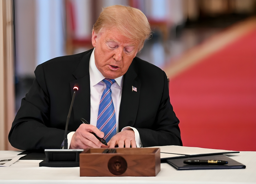 Trump promete abolir el "Obamacare" y acusa a aseguradoras de enriquecerse a costa del pueblo Trump promete abolir el "Obamacare" y acusa a aseguradoras de enriquecerse a costa del pueblo