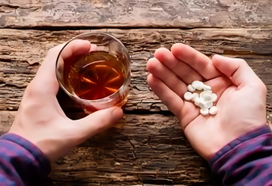 Expertos advierten sobre riesgo de muerte al mezclar alcohol con medicamentos comunes