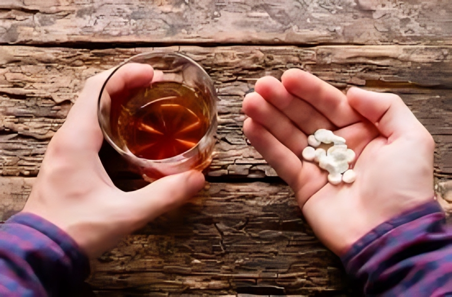 Expertos advierten sobre riesgo de muerte al mezclar alcohol con medicamentos comunes