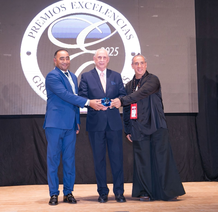 Flavio Acuña recibe el Premio Excelencias Turísticas 2026 en FITUR por su liderazgo en Turismo de Bienestar
