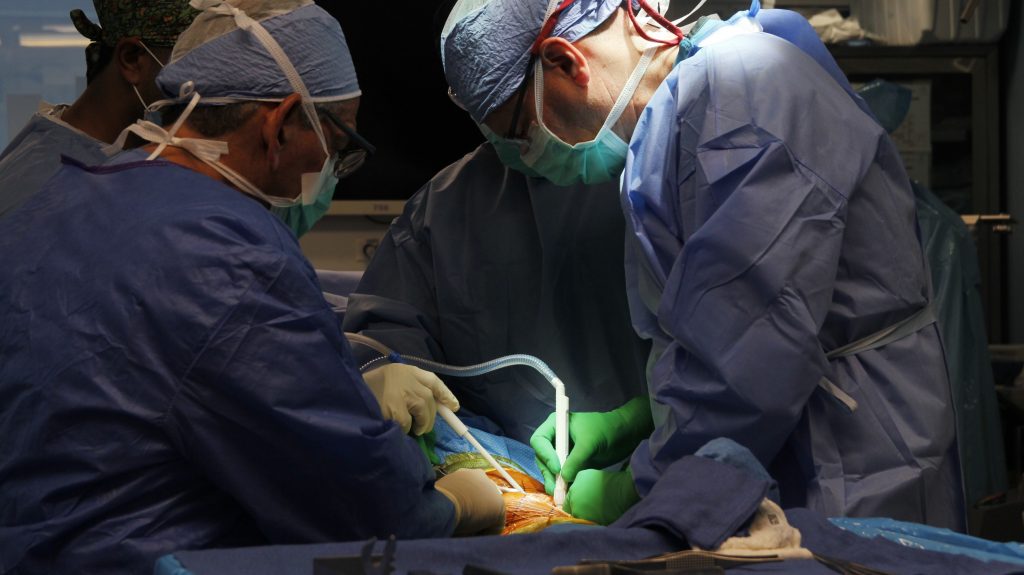 Clínica Unión Médica realiza 11 cirugías de reemplazo de rodilla en Jornada Solidaria de Alta Complejidad Clínica Unión Médica realiza 11 cirugías de reemplazo de rodilla en Jornada Solidaria de Alta Complejidad