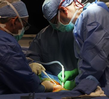 Clínica Unión Médica realiza 11 cirugías de reemplazo de rodilla en Jornada Solidaria de Alta Complejidad