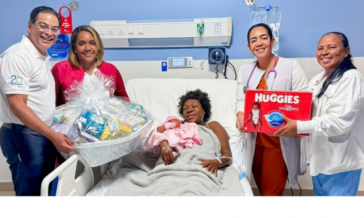 Centro Médico Punta Cana celebra el primer nacimiento del año 2026