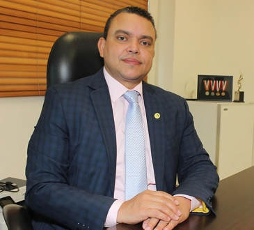 Presidente Abinader designa al doctor Julio Landrón como nuevo director del SNS