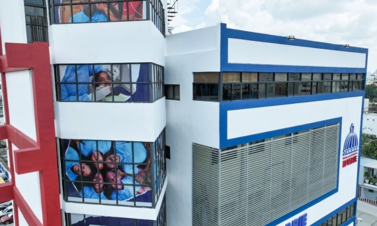 Tras un año de acción integral, INABIE vincula alimentación escolar con huertos sostenibles y atención médica especializada