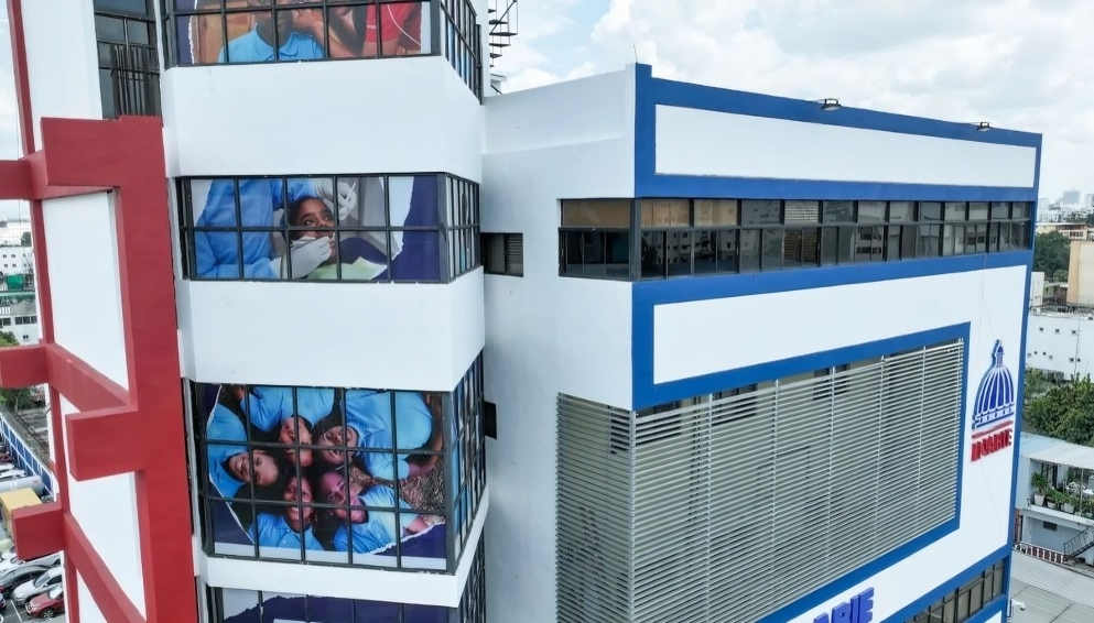 Tras un año de acción integral, INABIE vincula alimentación escolar con huertos sostenibles y atención médica especializada