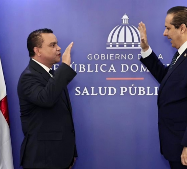 Juramentan al doctor Julio César Landrón como nuevo director ejecutivo del Servicio Nacional de Salud