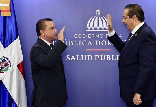 Juramentan al doctor Julio César Landrón como nuevo director ejecutivo del Servicio Nacional de Salud