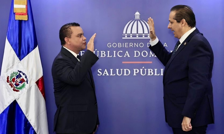 Juramentan al doctor Julio César Landrón como nuevo director ejecutivo del Servicio Nacional de Salud
