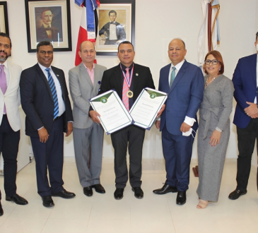 Dr. Julio Landrón recibe Medalla de Honor y título de Médico Distinguido por trayectoria en salud