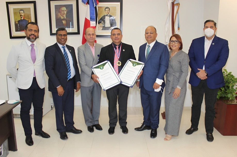 Dr. Julio Landrón recibe Medalla de Honor y título de Médico Distinguido por trayectoria en salud