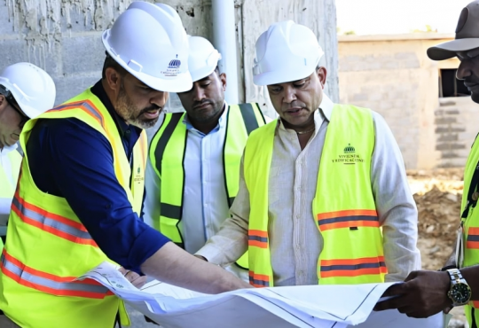 SNS supervisa obras hospitalarias en Azua y San Cristóbal para garantizar calidad y transparencia