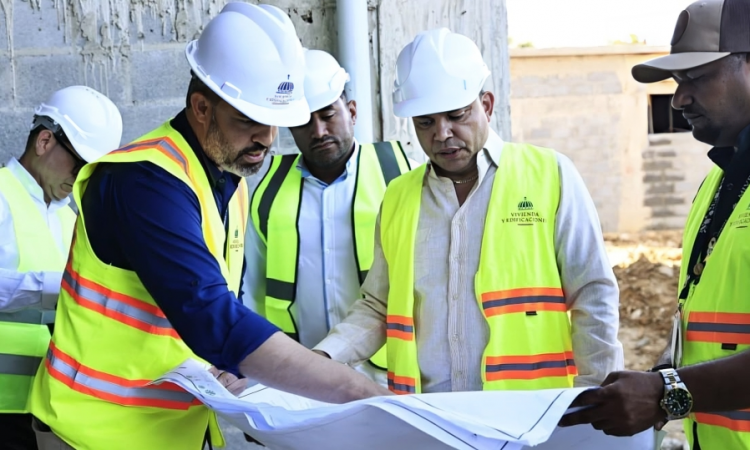 SNS supervisa obras hospitalarias en Azua y San Cristóbal para garantizar calidad y transparencia