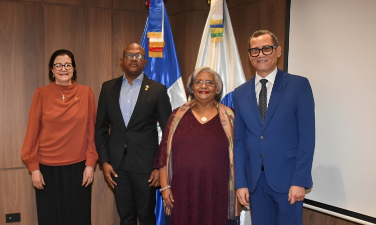 CNSS juramenta presidente del Colegio Médico Dominicano