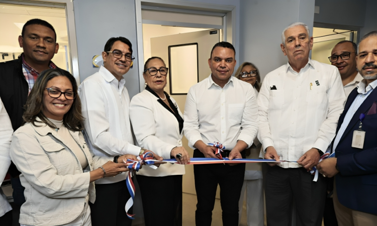 SNS inaugura Tomógrafo Panorámico Dental en Hospital Cabral y Báez y exhorta a fortalecer atención primaria en reunión regional