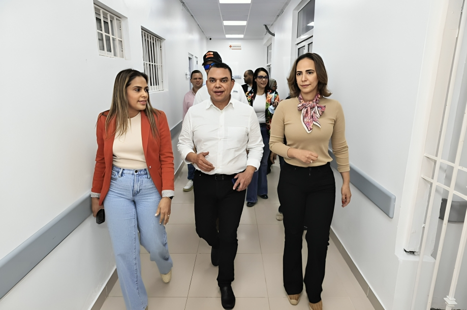 SNS inaugura Tomógrafo Panorámico Dental en Hospital Cabral y Báez y exhorta a fortalecer atención primaria en reunión regional