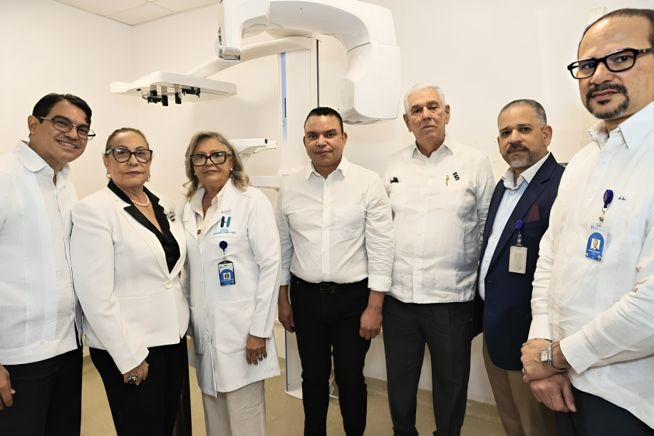 SNS inaugura Tomógrafo Panorámico Dental en Hospital Cabral y Báez y exhorta a fortalecer atención primaria en reunión regional
