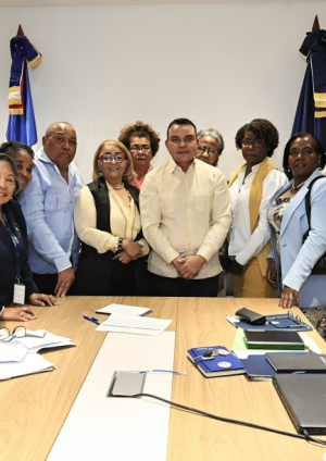 Titular del SNS, Dr. Julio Landrón, sostiene diálogo con gremios de Enfermería sobre sus demandas laborales