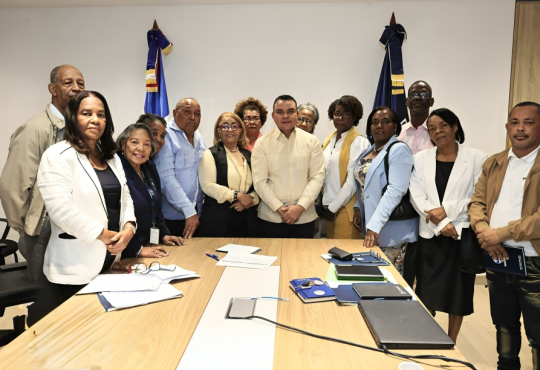 Titular del SNS, Dr. Julio Landrón, sostiene diálogo con gremios de Enfermería sobre sus demandas laborales