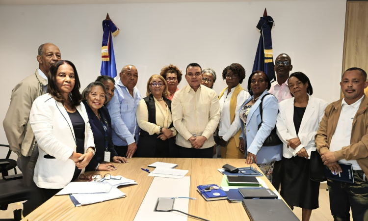 Titular del SNS, Dr. Julio Landrón, sostiene diálogo con gremios de Enfermería sobre sus demandas laborales Titular del SNS, Dr. Julio Landrón, sostiene diálogo con gremios de Enfermería sobre sus demandas laborales