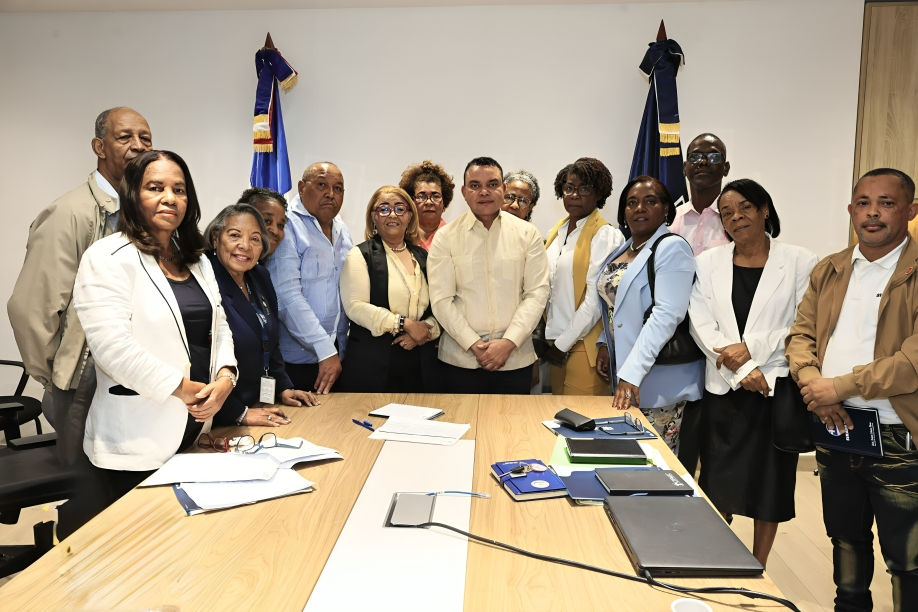 Titular del SNS, Dr. Julio Landrón, sostiene diálogo con gremios de Enfermería sobre sus demandas laborales