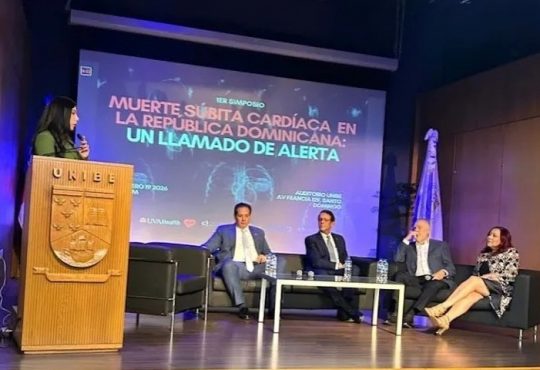 Expertos alertan sobre la falta de acceso a desfibriladores en el país en Primer Simposio sobre Muerte Súbita Cardíaca