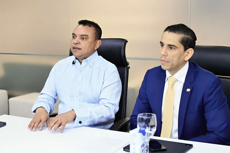 SNS y SeNaSa refuerzan alianza para impulsar atención primaria y mejorar Red Pública de Salud