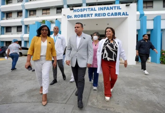 Director del SNS realiza visitas sorpresa a Hospitales Pediátrico y Materno Infantil para evaluar la calidad de los servicios