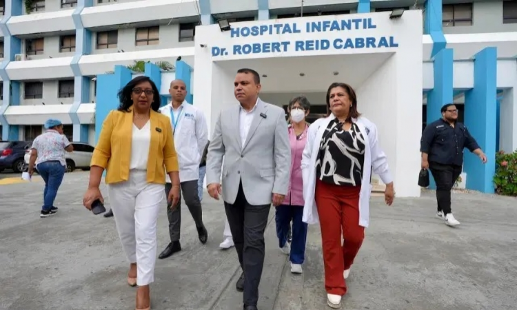 Director del SNS realiza visitas sorpresa a Hospitales Pediátrico y Materno Infantil para evaluar la calidad de los servicios