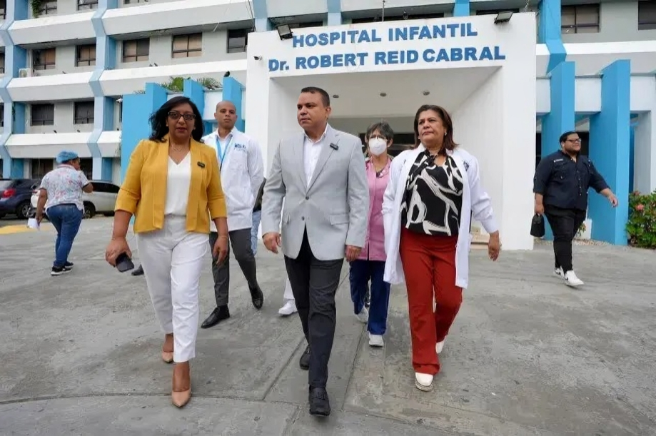 Director del SNS realiza visitas sorpresa a Hospitales Pediátrico y Materno Infantil para evaluar la calidad de los servicios