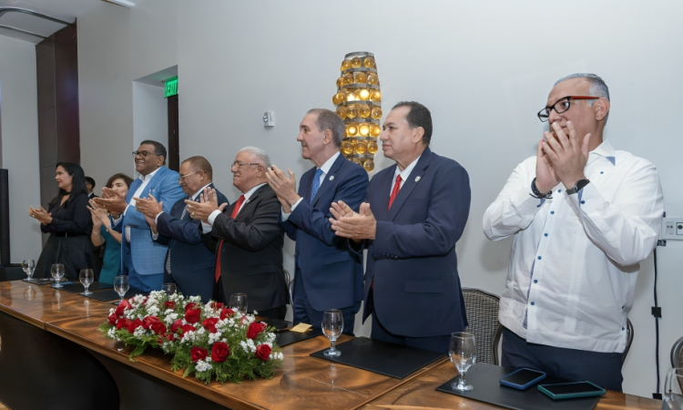 Cirugía Plástica del hospital Gautier realiza conferencia por su 49 aniversario