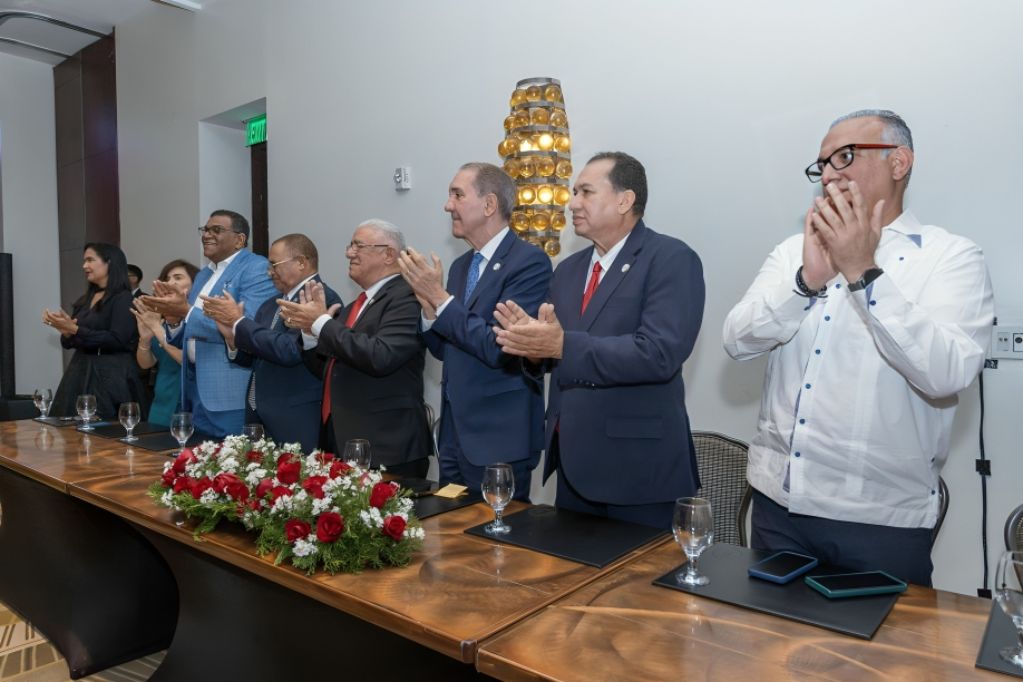 Cirugía Plástica del hospital Gautier realiza conferencia por su 49 aniversario