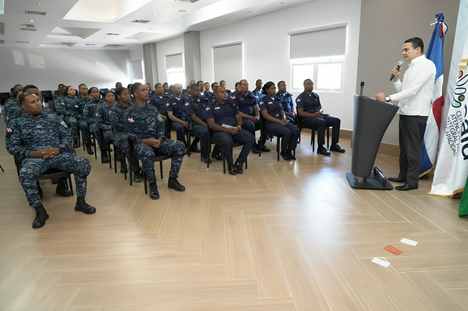 CAID San Juan capacita a 42 agentes policiales sobre señales de alerta y abordaje de adultos con autismo