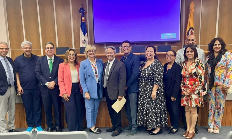 Sociedades de Vacunología y Pediatría celebran encuentro sobre "Importancia de las vacunas: Protegiendo para toda la vida" en Santiago