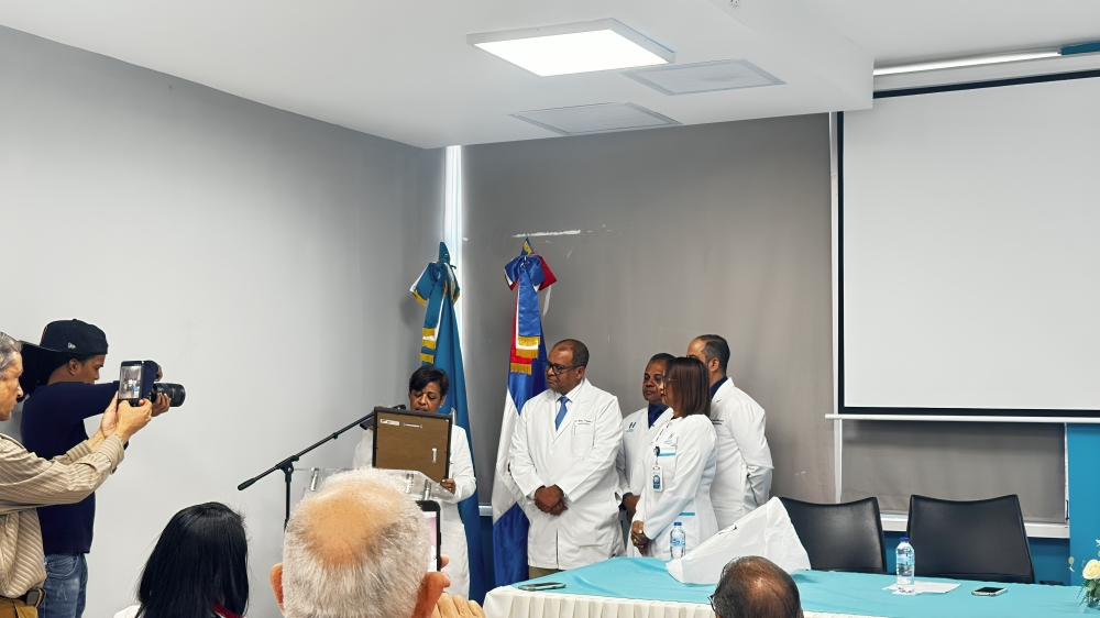 Hospital Marcelino Vélez Santana reconoce gestión del Dr. Willy Victoria Ramírez tras cinco años de servicio