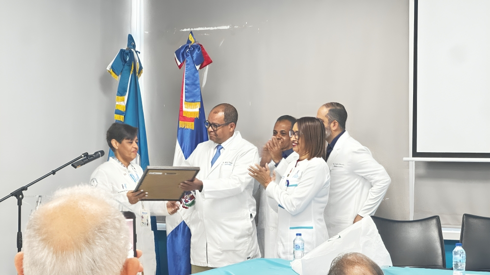 Hospital Marcelino Vélez Santana reconoce gestión del Dr. Willy Victoria Ramírez tras cinco años de servicio