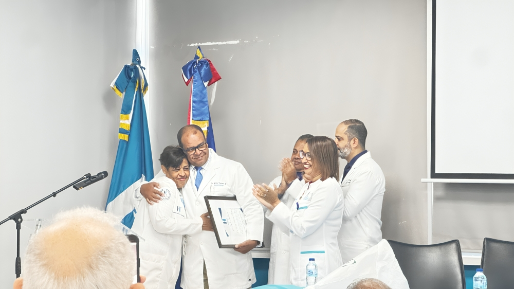 Hospital Marcelino Vélez Santana reconoce gestión del Dr. Willy Victoria Ramírez tras cinco años de servicio