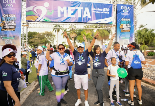 Más de 2,000 personas participan en "caminata 5K por los derechos de la salud" en el 24 aniversario de la DIDA