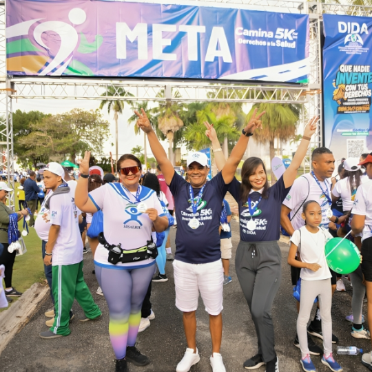 Más de 2,000 personas participan en "caminata 5K por los derechos de la salud" en el 24 aniversario de la DIDA