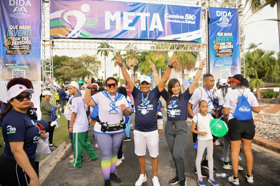 Más de 2,000 personas participan en "caminata 5K por los derechos de la salud" en el 24 aniversario de la DIDA