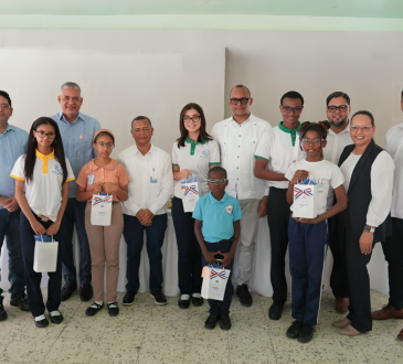 INABIE entrega 124 lentes correctivos a estudiantes del Distrito Educativo 11-02 de Puerto Plata